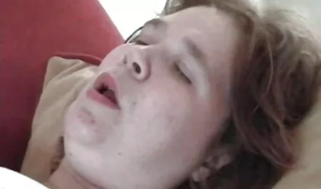 Wunderschöne junge Brünette mit tiefem Hals und deutsche hd pornofilme perfekten Titten reitet großen Schwanz