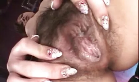 Lucy Thai mit verbundenen Augen und initiiert von zwei Big D's 420 german pornos deutsch