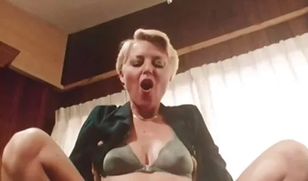 Cate Harrington redet schmutzig mit ihren sexy schwarzen Strümpfen deutschsprachige pornos kostenlos